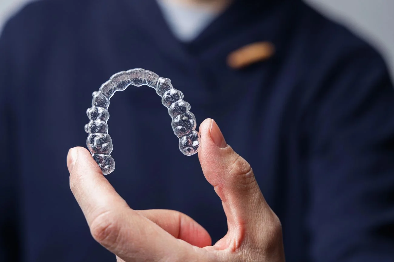 Nakładki na zęby czy aparat stały – co wybrać?